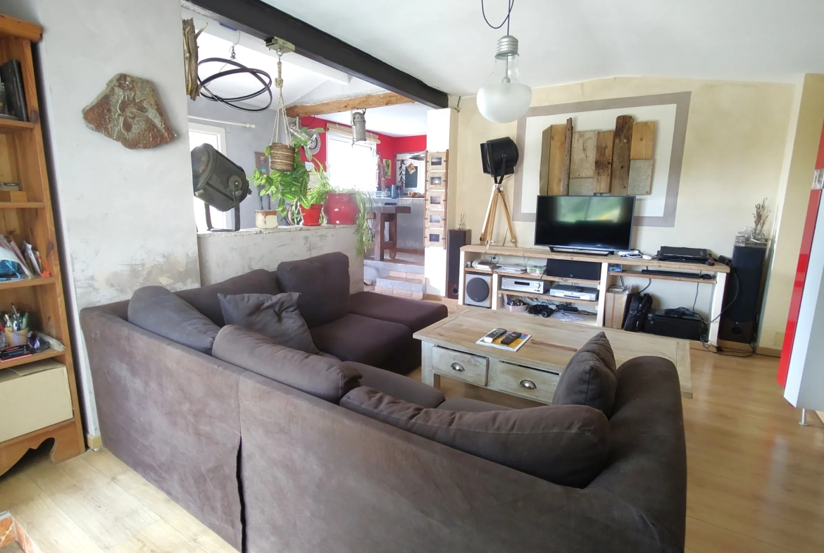 À vendre maison à Saint-Christol avec vue imprenable et grand extérieur 