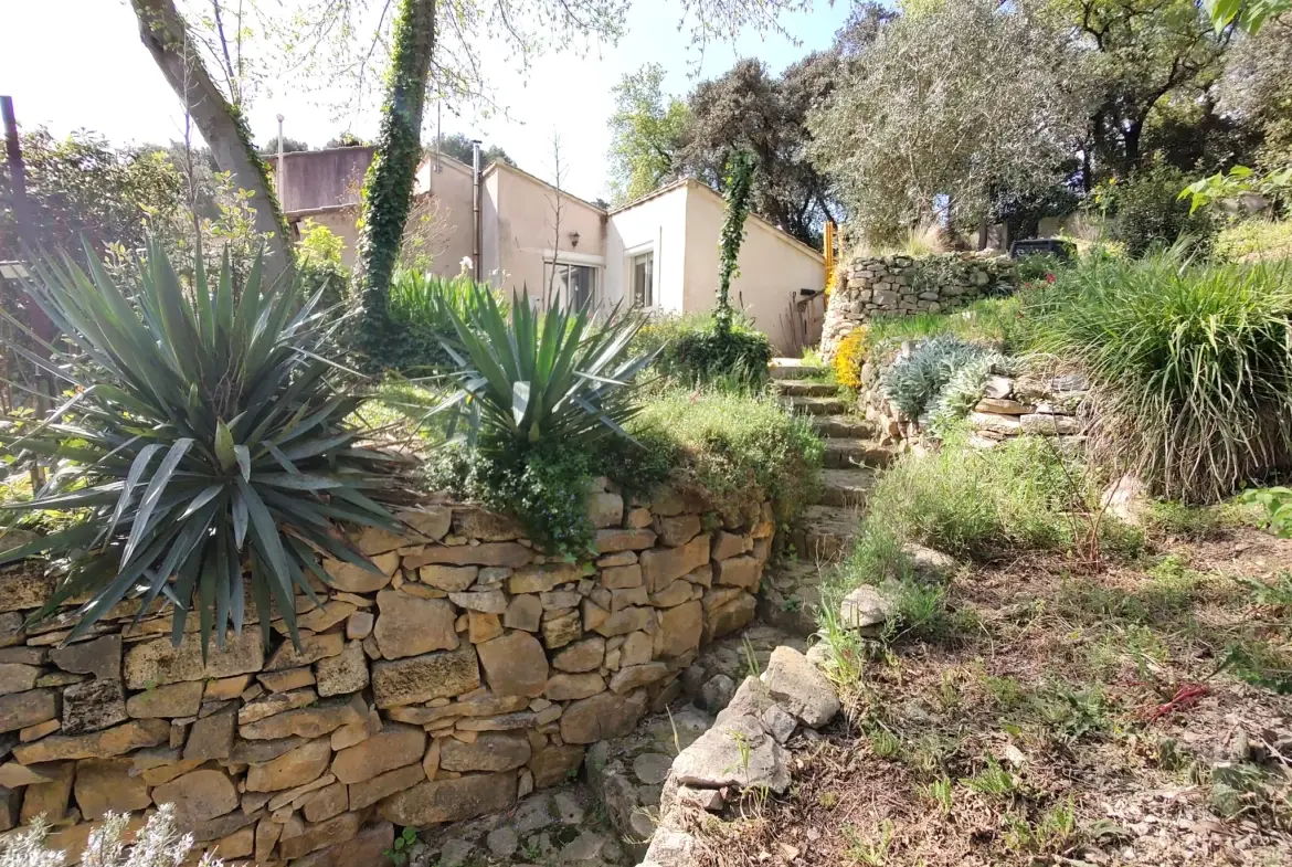 À vendre maison à Saint-Christol avec vue imprenable et grand extérieur 