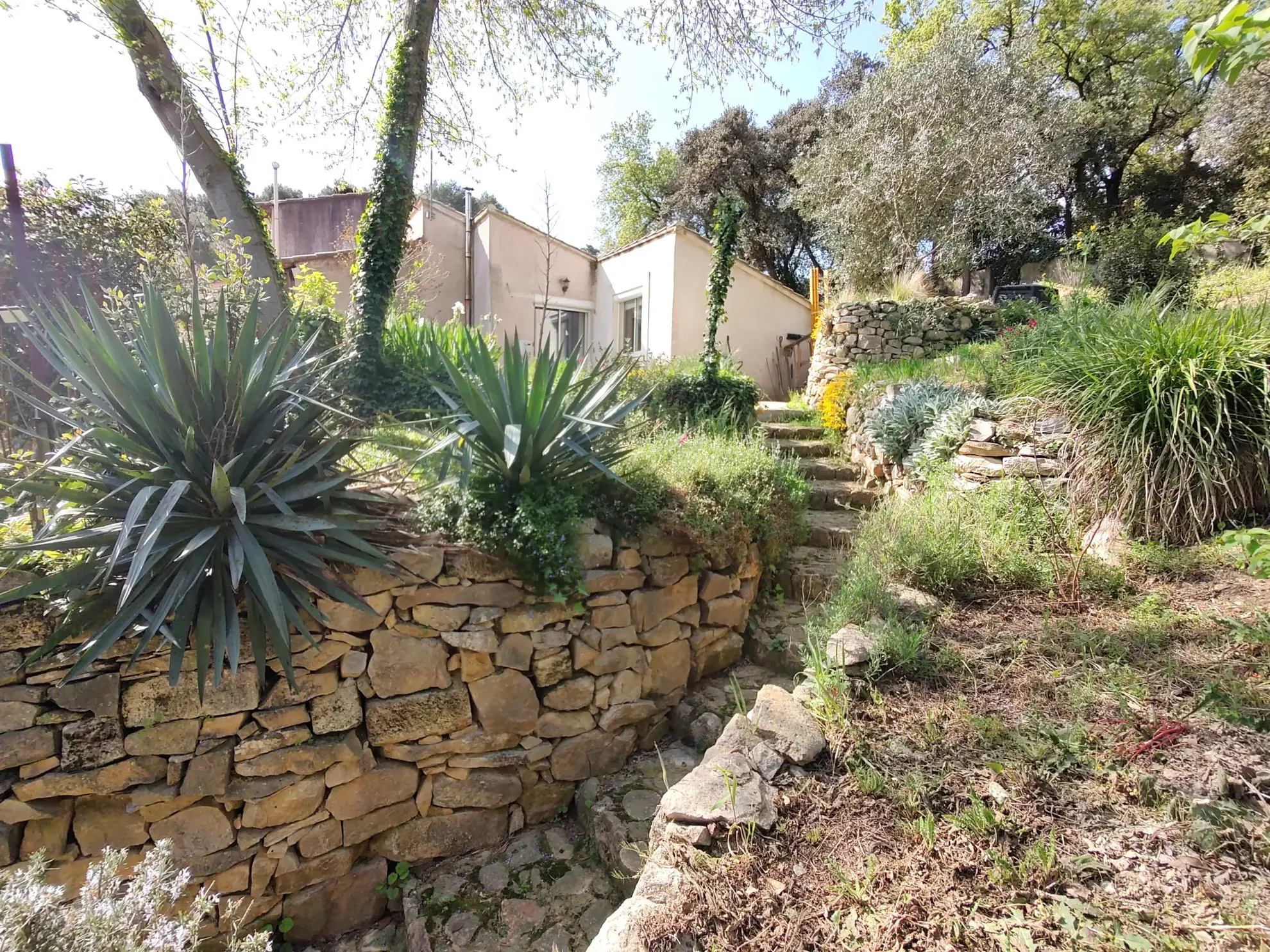 À vendre maison à Saint-Christol avec vue imprenable et grand extérieur 