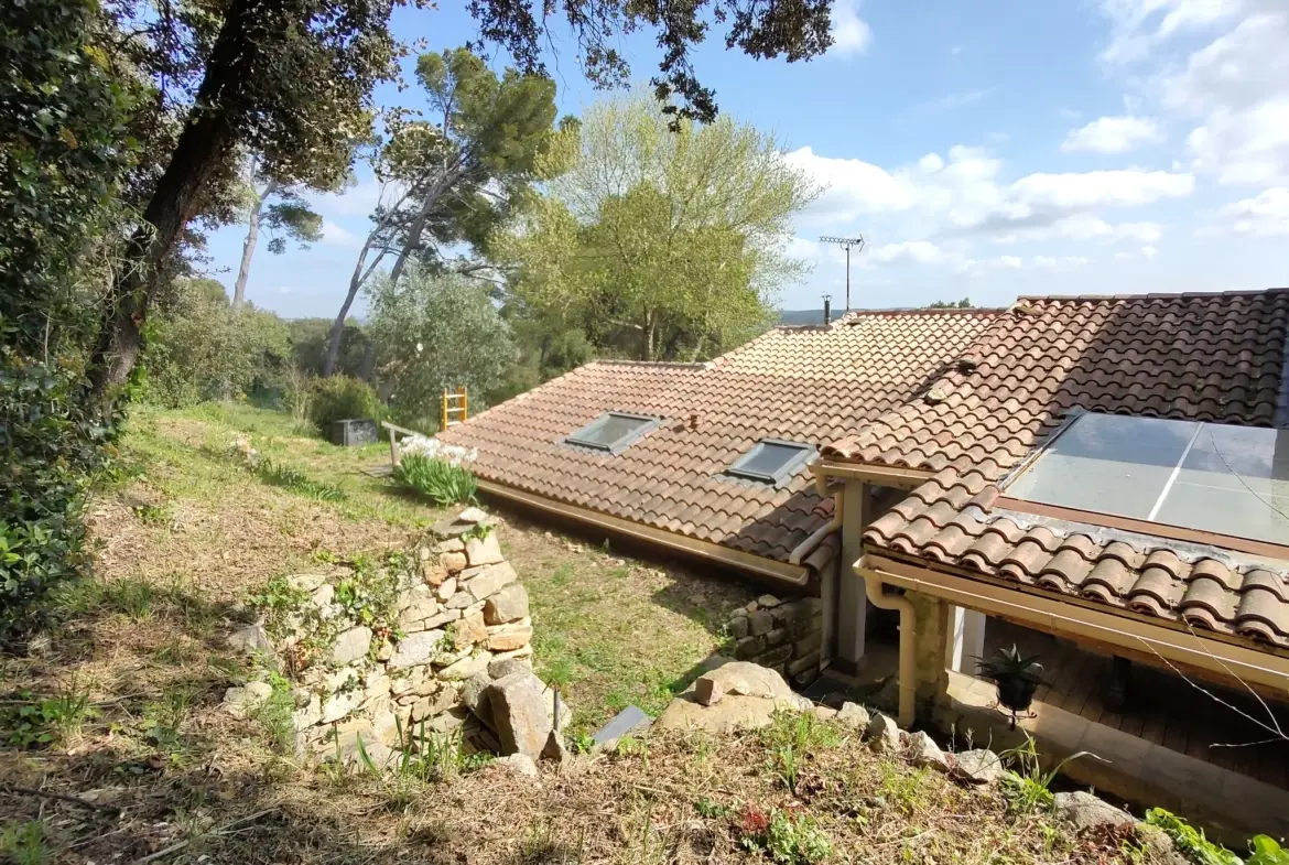 À vendre maison à Saint-Christol avec vue imprenable et grand extérieur 