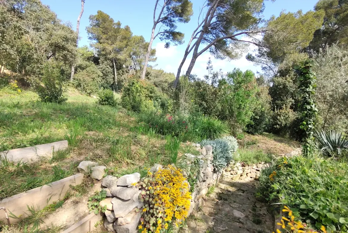 À vendre maison à Saint-Christol avec vue imprenable et grand extérieur 