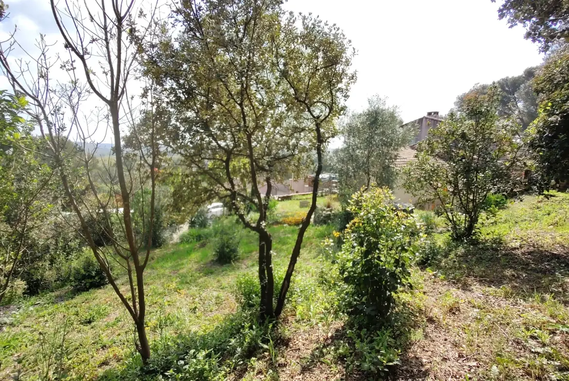 À vendre maison à Saint-Christol avec vue imprenable et grand extérieur 