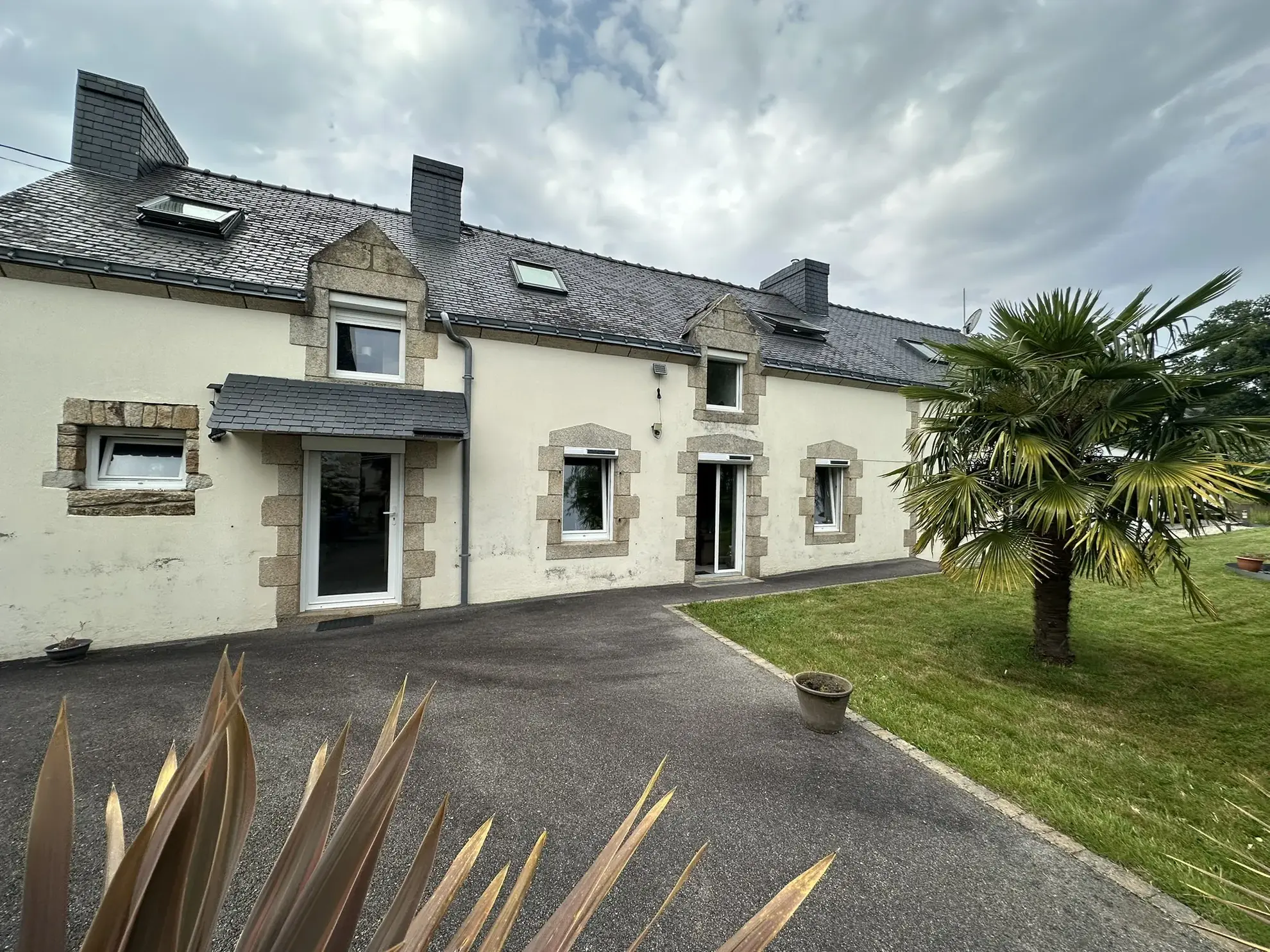 Charmante longère en pierre à Camors, proche de la forêt, 90 m² habitables avec potentiel d'extension 