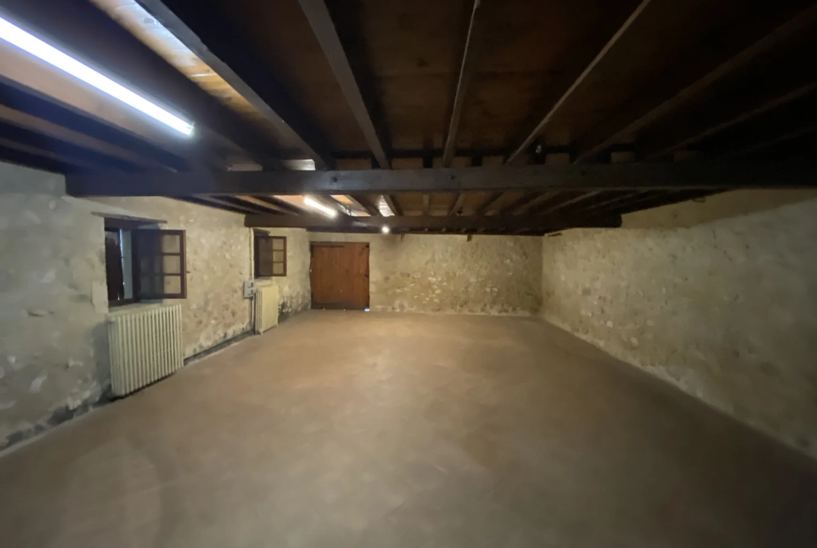 Belle propriété à Langon avec dépendances et vaste terrain à rénover 