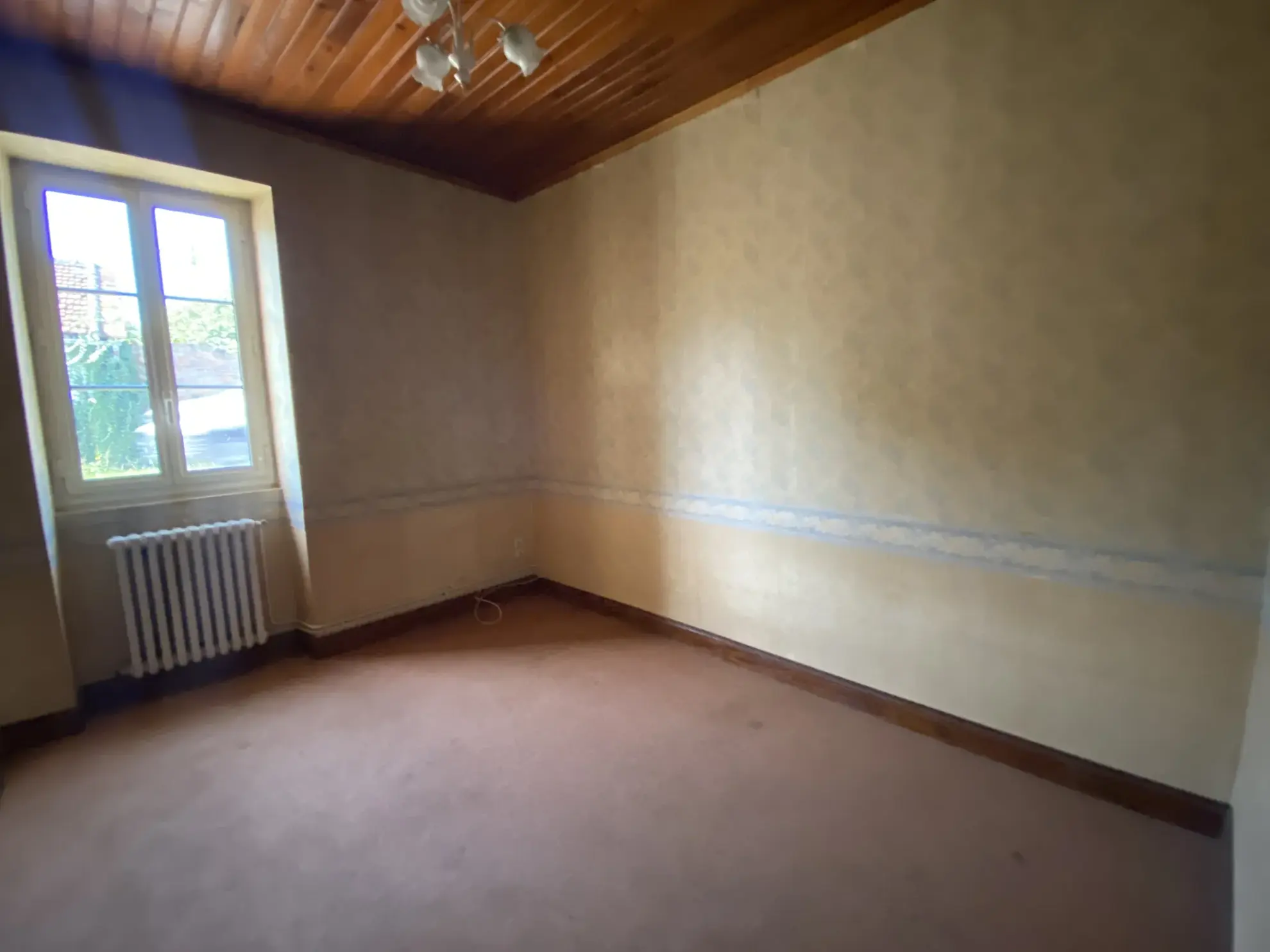 Belle propriété à Langon avec dépendances et vaste terrain à rénover 
