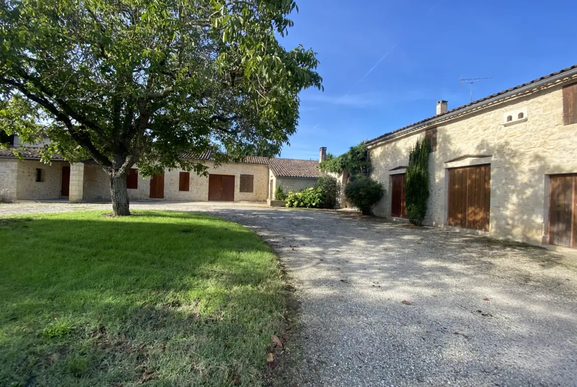 Belle propriété à Langon avec dépendances et vaste terrain à rénover 