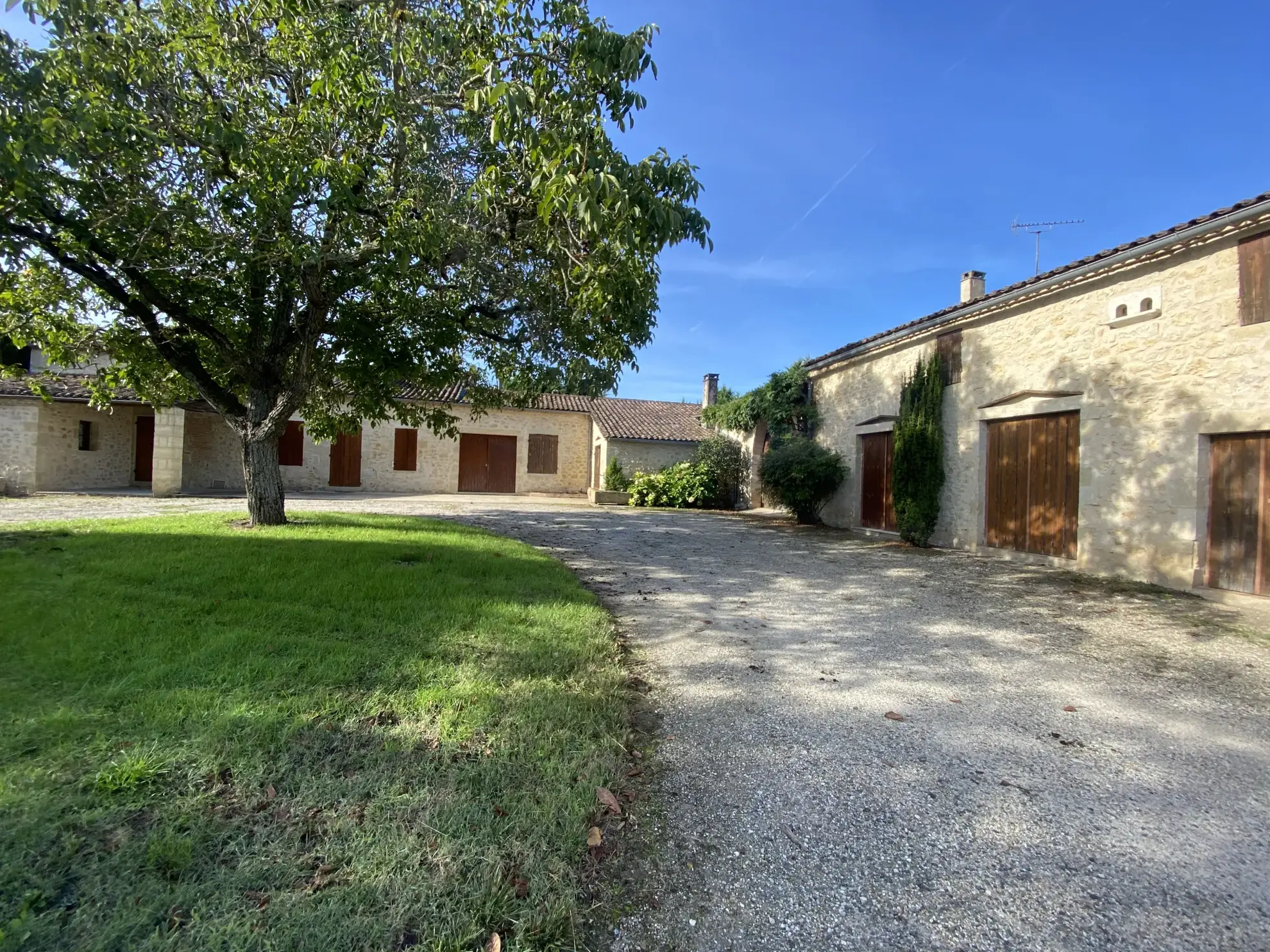 Belle propriété à Langon avec dépendances et vaste terrain à rénover 