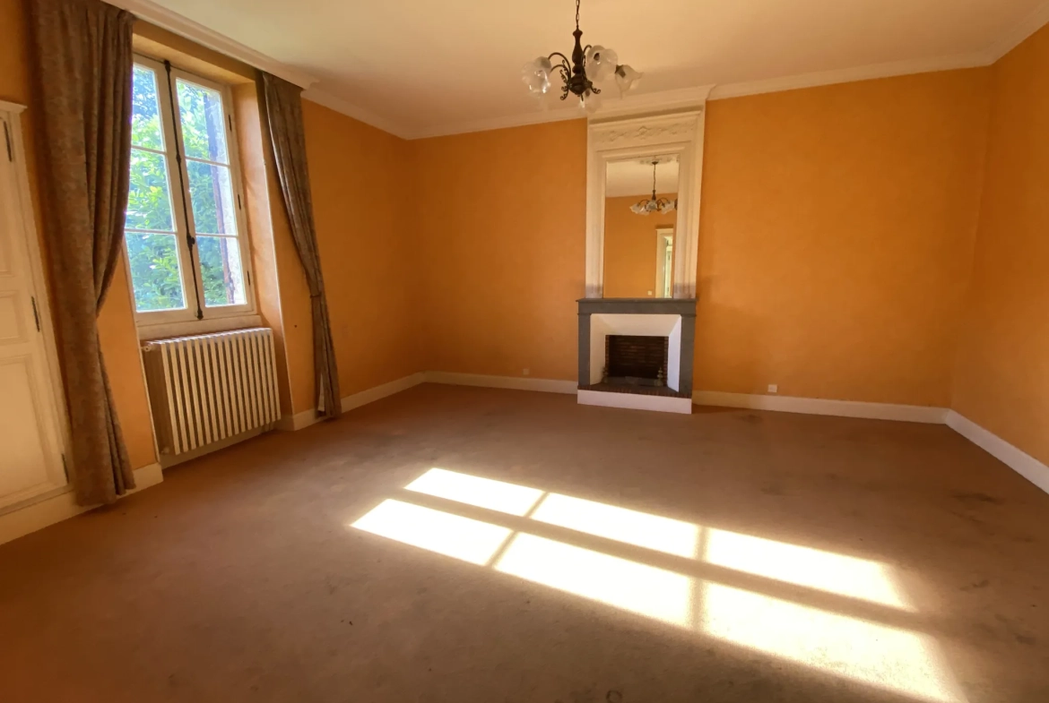 Belle propriété à Langon avec dépendances et vaste terrain à rénover 