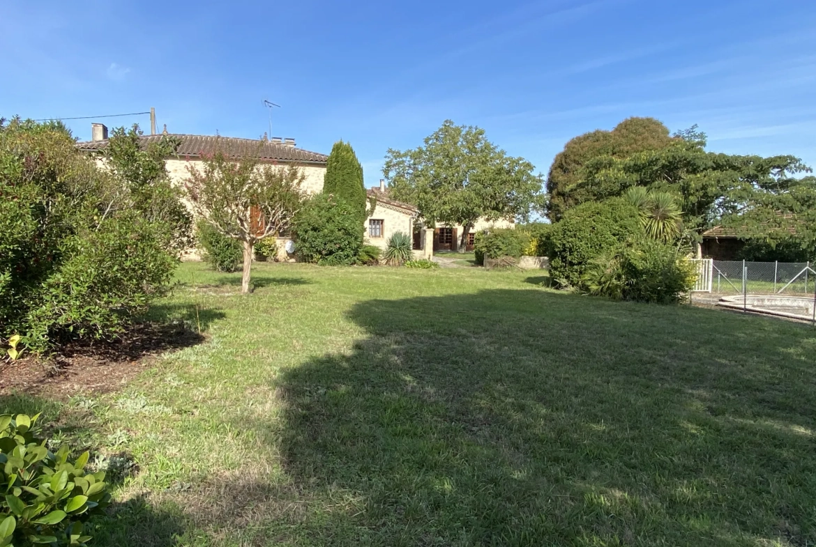 Belle propriété à Langon avec dépendances et vaste terrain à rénover 