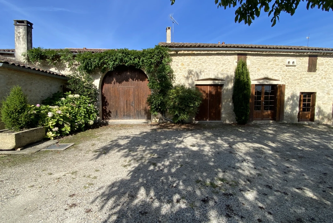 Belle propriété à Langon avec dépendances et vaste terrain à rénover 