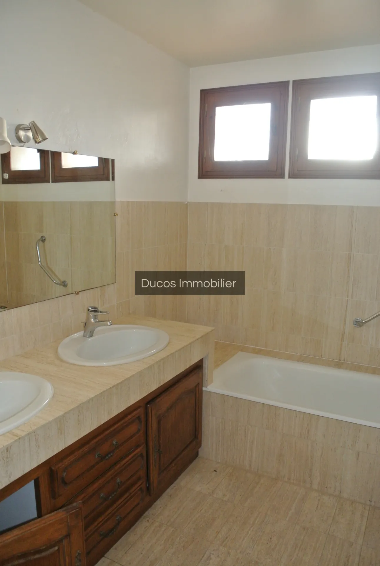 Maison traditionnelle à vendre à Fourques-sur-Garonne avec jardin et garages 