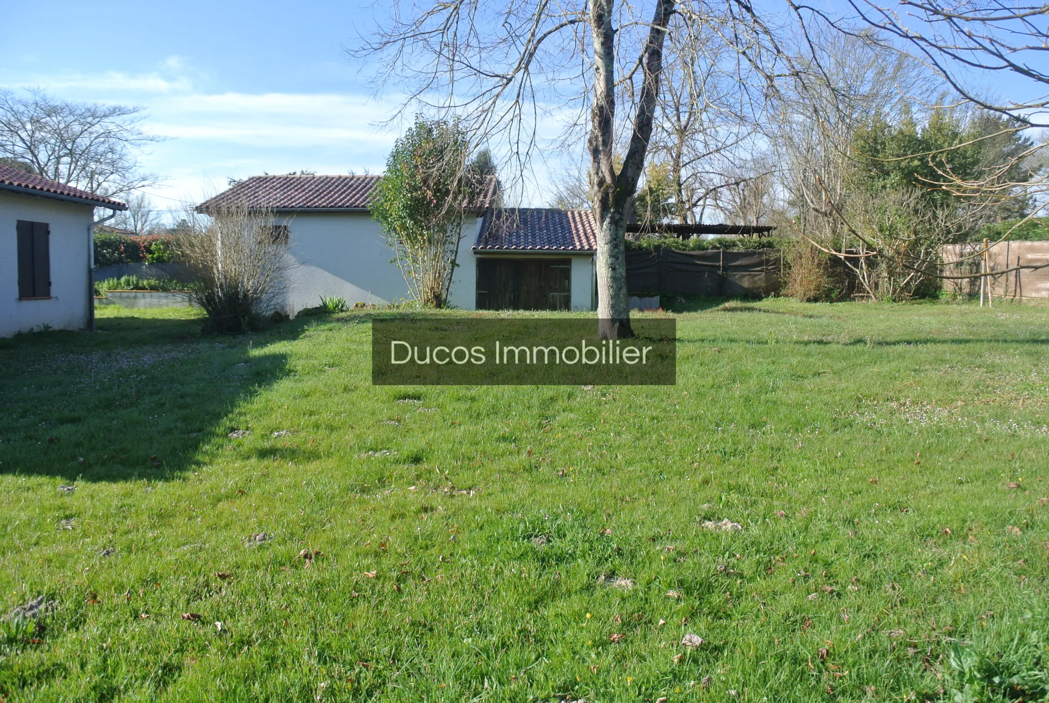 Maison traditionnelle à vendre à Fourques-sur-Garonne avec jardin et garages 