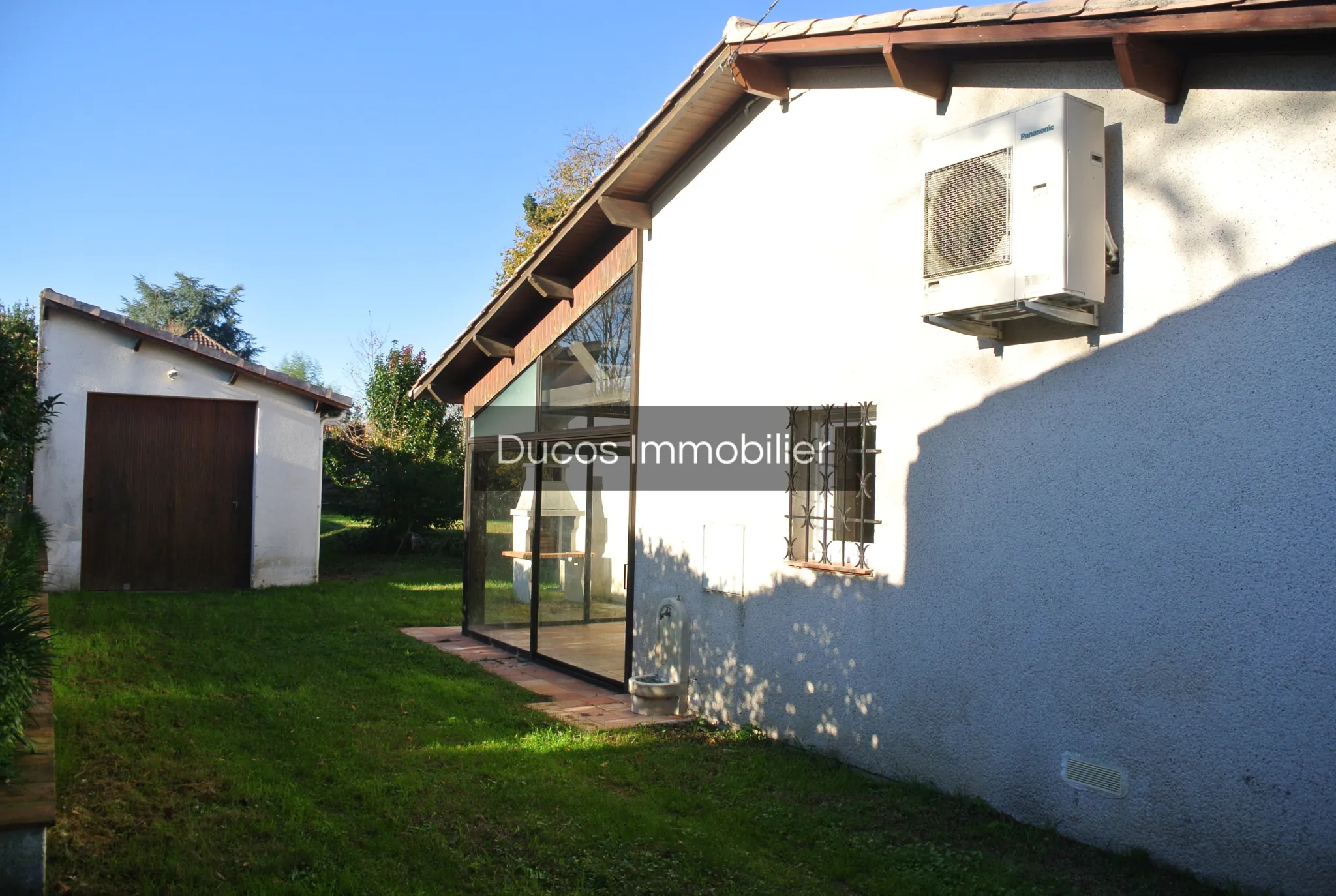 Maison traditionnelle à vendre à Fourques-sur-Garonne avec jardin et garages 