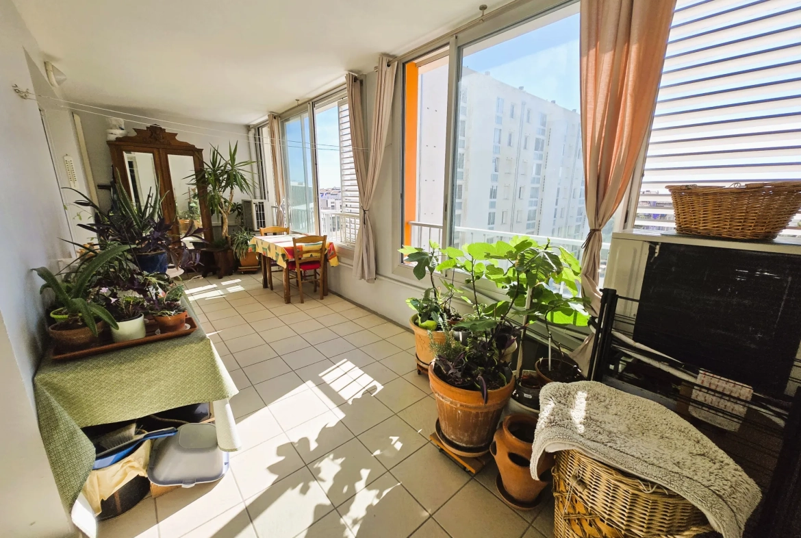 Appartement 3 pièces à Marseille proche gare Saint Charles avec terrasse et parking 