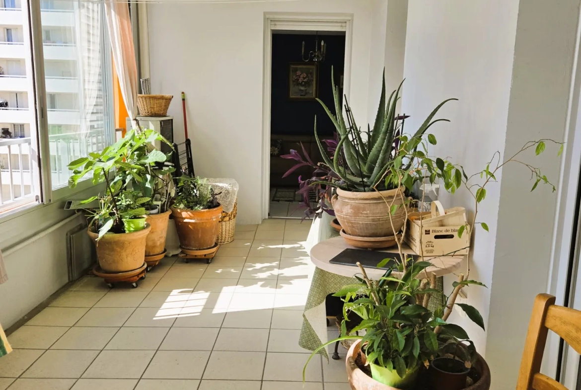 Appartement 3 pièces à Marseille proche gare Saint Charles avec terrasse et parking 