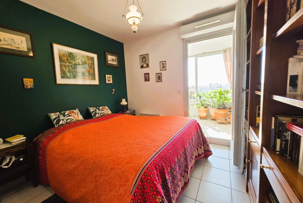 Appartement 3 pièces à Marseille proche gare Saint Charles avec terrasse et parking 