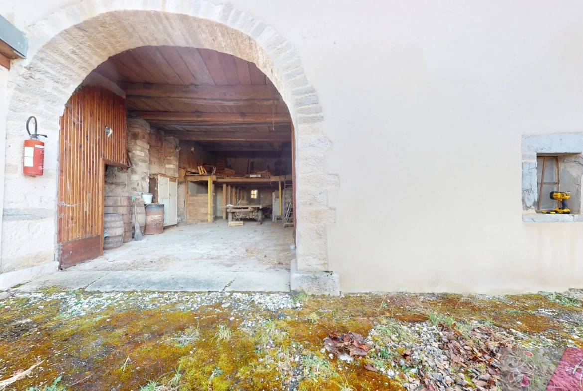 Charmante maison en pierre à vendre à Our, environnement calme, dépendances et grand terrain 