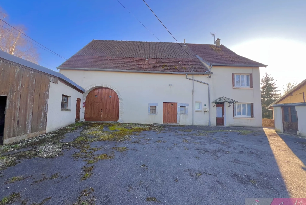Charmante maison en pierre à vendre à Our, environnement calme, dépendances et grand terrain 