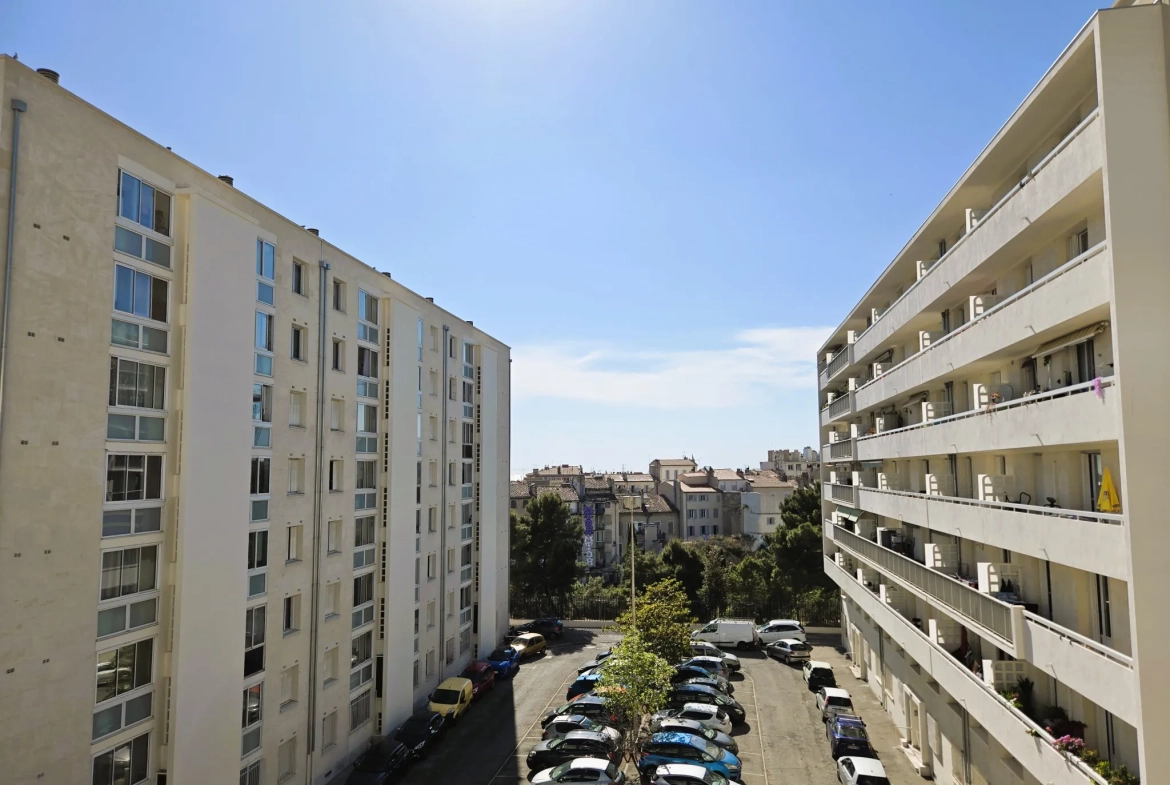 Appartement 3 pièces à Marseille proche gare Saint Charles avec terrasse et parking 