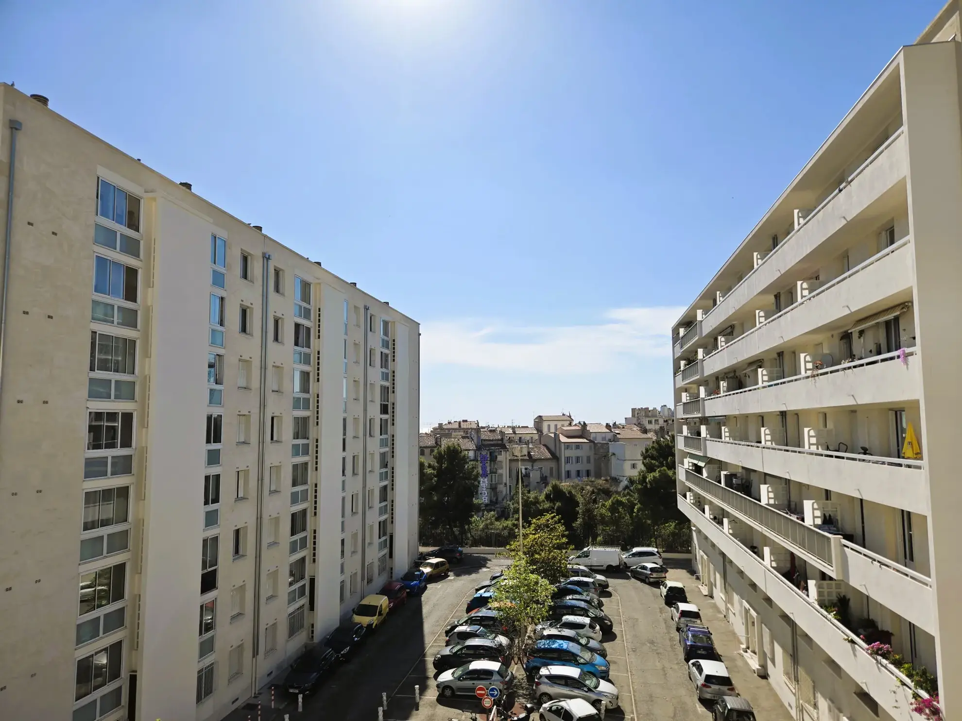 Appartement 3 pièces à Marseille proche gare Saint Charles avec terrasse et parking 