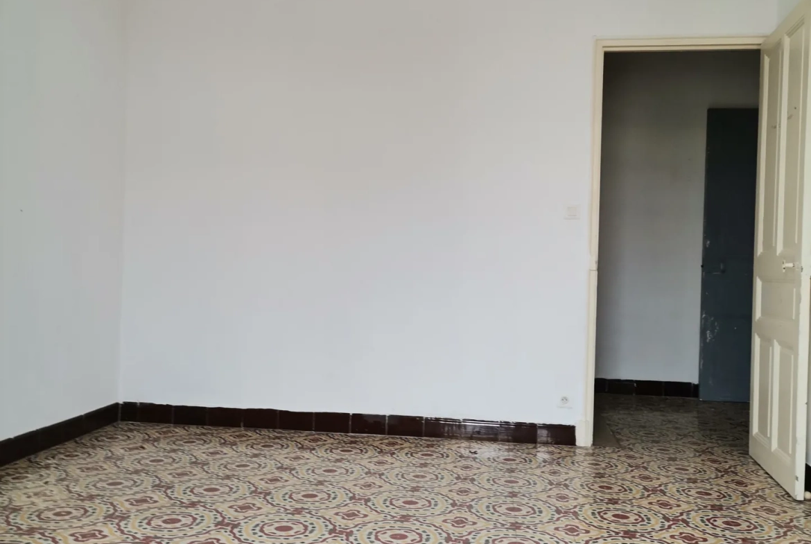 Maison à vendre à Sorgues avec jardin, 2 chambres, secteur calme, potentiel intéressant 