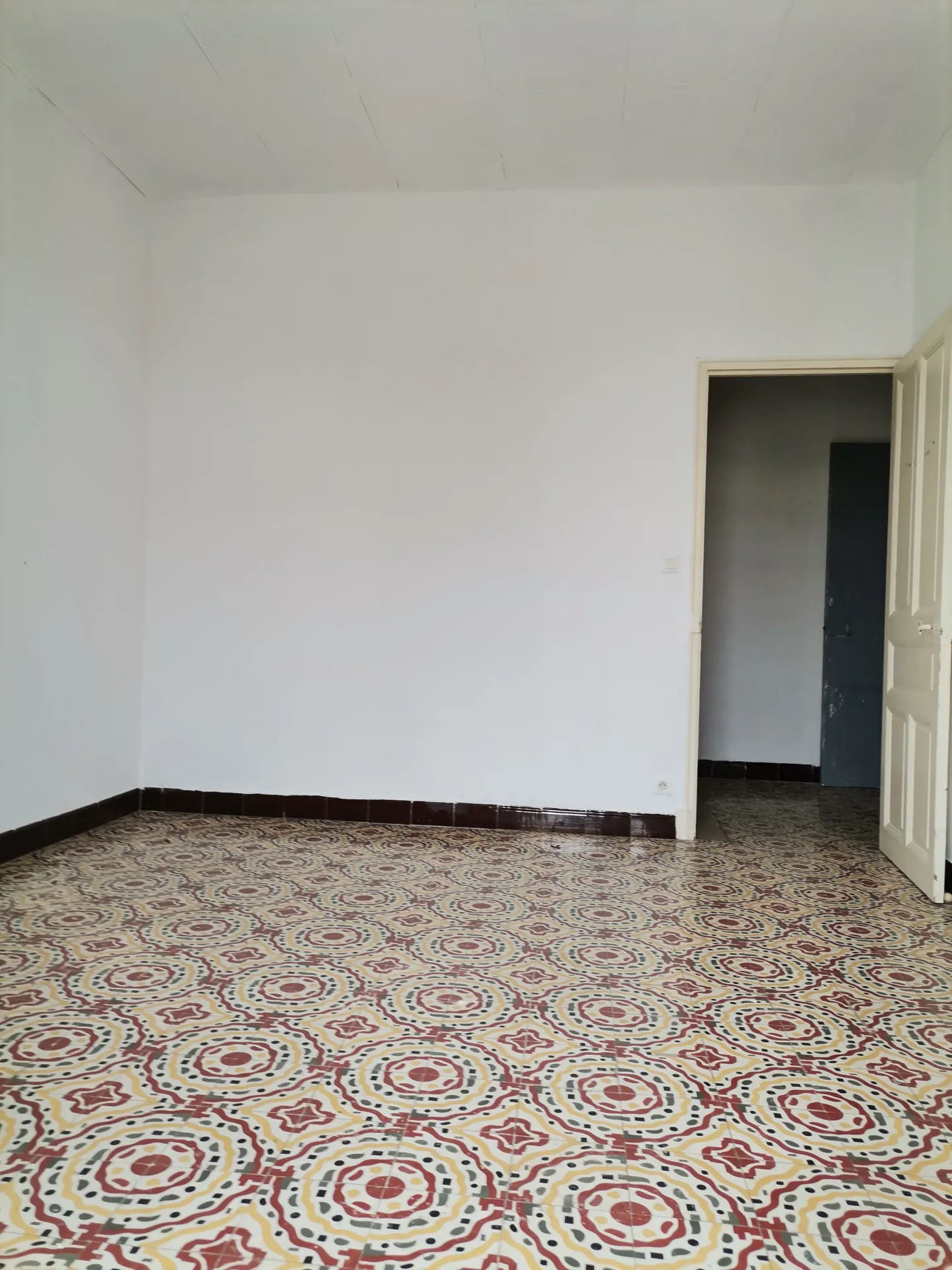 Maison à vendre à Sorgues avec jardin, 2 chambres, secteur calme, potentiel intéressant 