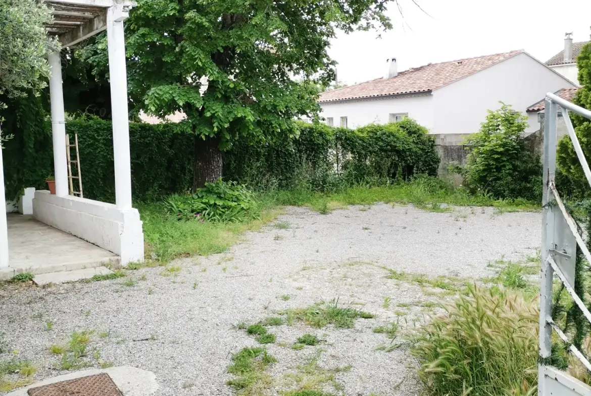 Maison à vendre à Sorgues avec jardin, 2 chambres, secteur calme, potentiel intéressant 