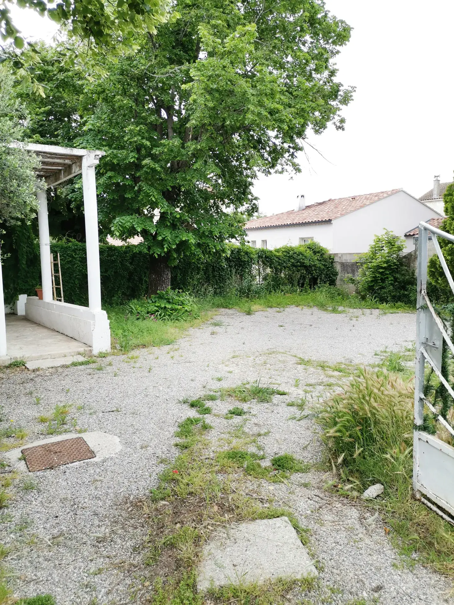 Maison à vendre à Sorgues avec jardin, 2 chambres, secteur calme, potentiel intéressant 