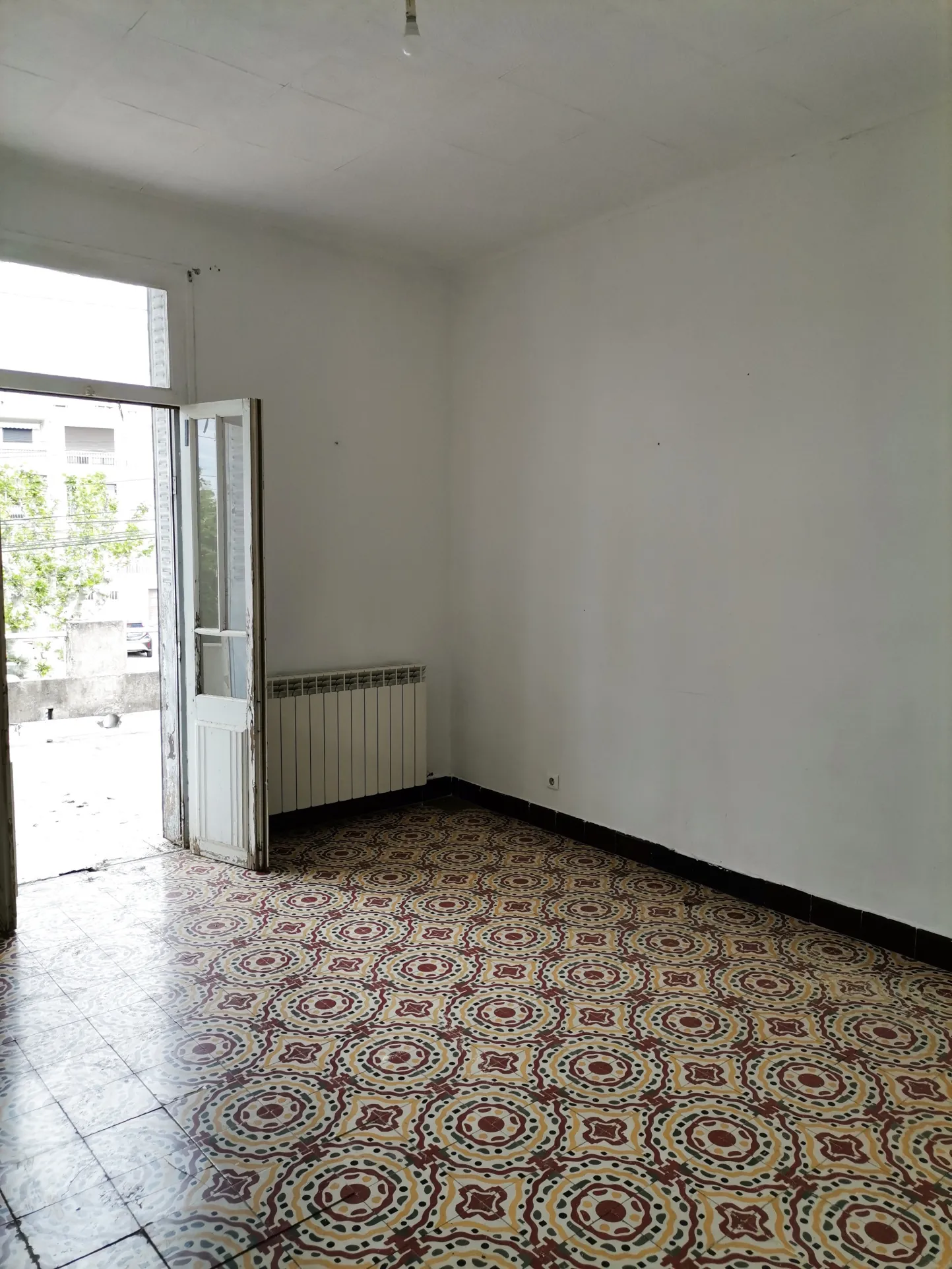 Maison à vendre à Sorgues avec jardin, 2 chambres, secteur calme, potentiel intéressant 
