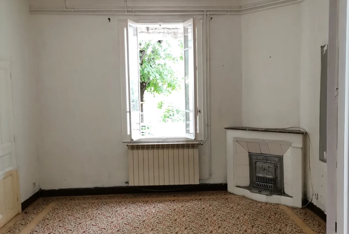 Maison à vendre à Sorgues avec jardin, 2 chambres, secteur calme, potentiel intéressant 