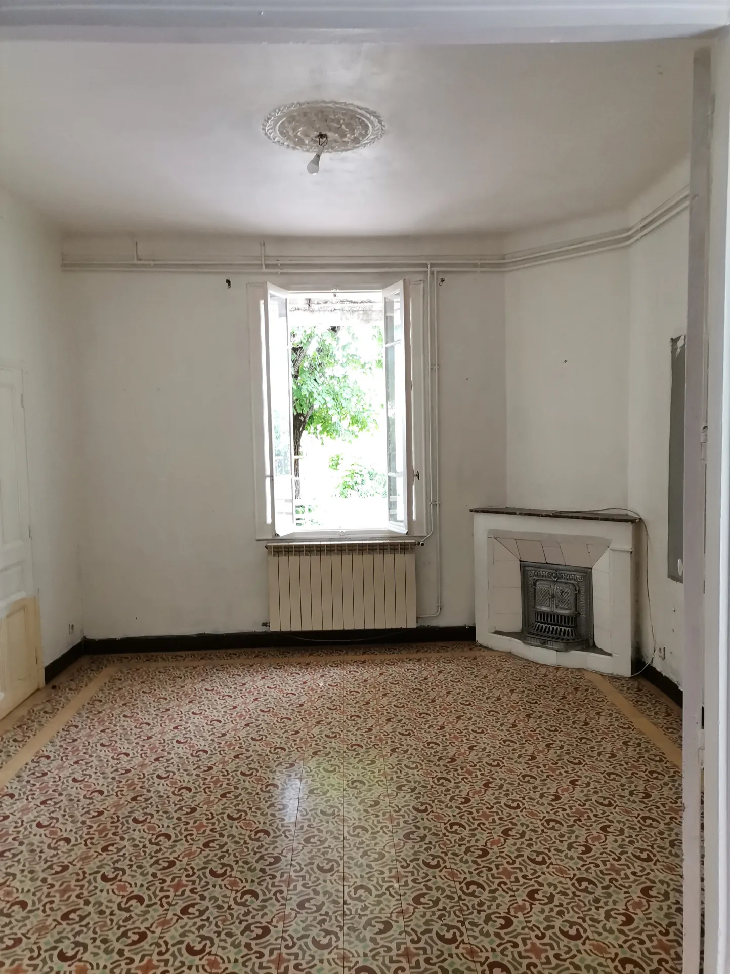 Maison à vendre à Sorgues avec jardin, 2 chambres, secteur calme, potentiel intéressant 
