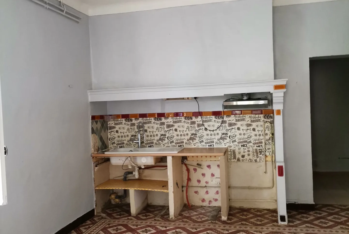 Maison à vendre à Sorgues avec jardin, 2 chambres, secteur calme, potentiel intéressant 