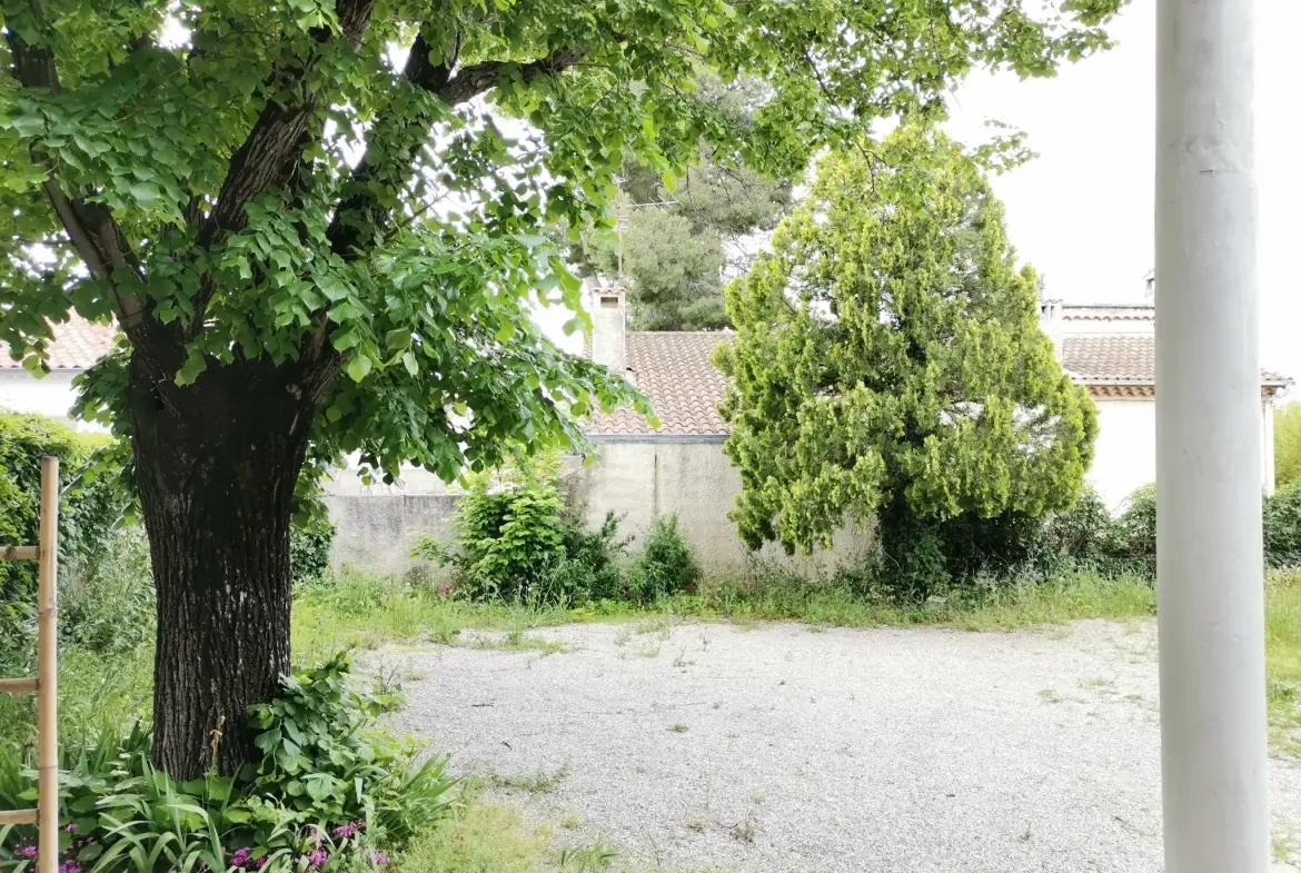 Maison à vendre à Sorgues avec jardin, 2 chambres, secteur calme, potentiel intéressant 