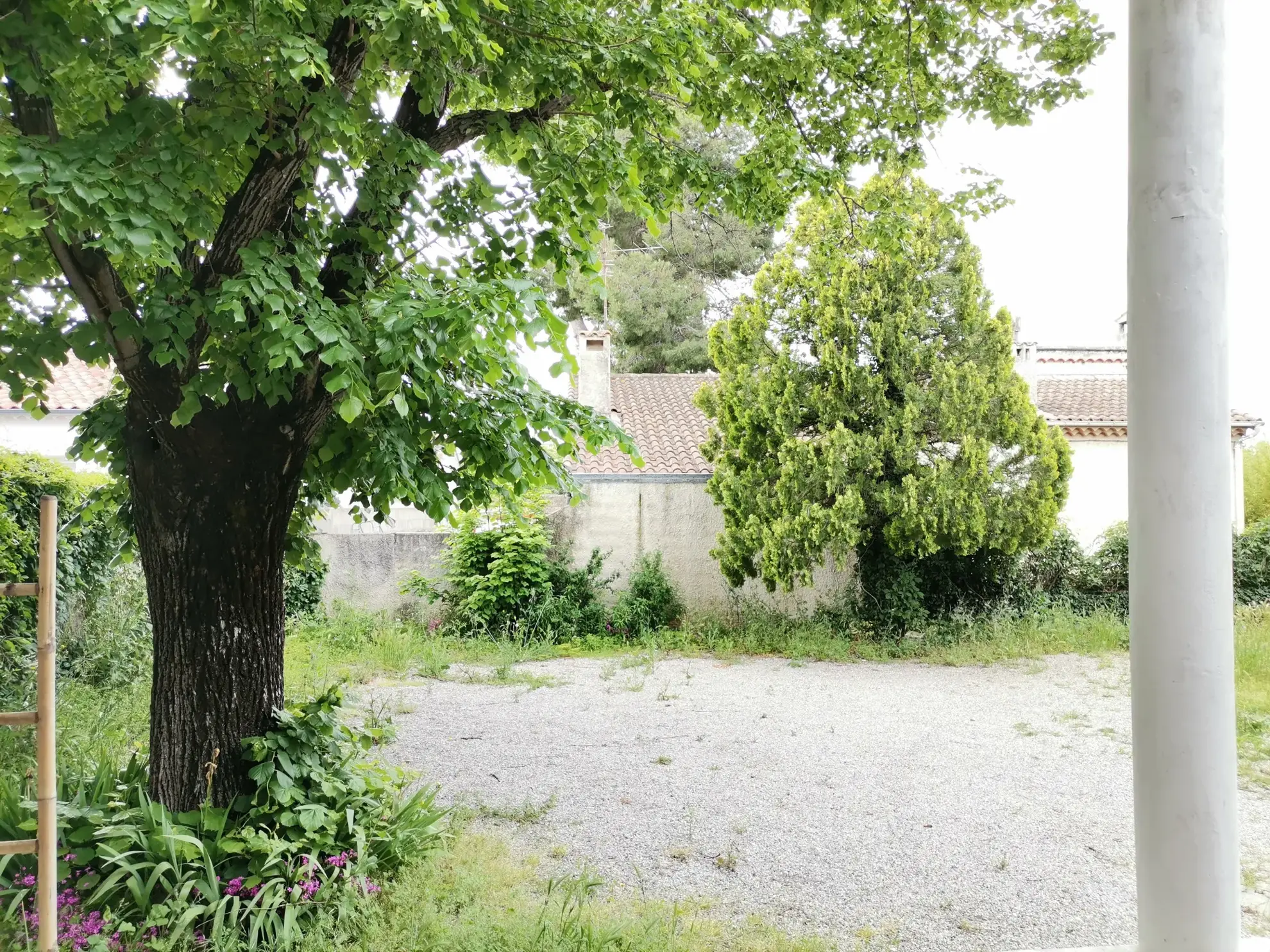 Maison à vendre à Sorgues avec jardin, 2 chambres, secteur calme, potentiel intéressant 