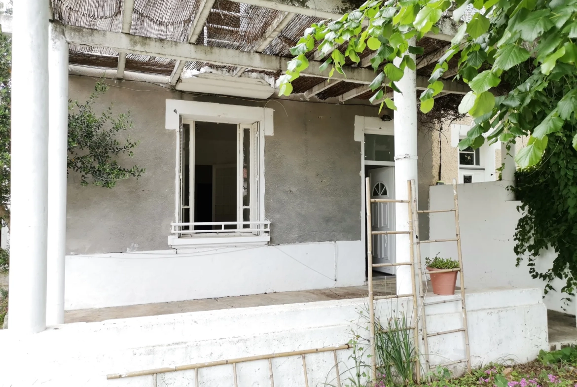 Maison à vendre à Sorgues avec jardin, 2 chambres, secteur calme, potentiel intéressant 