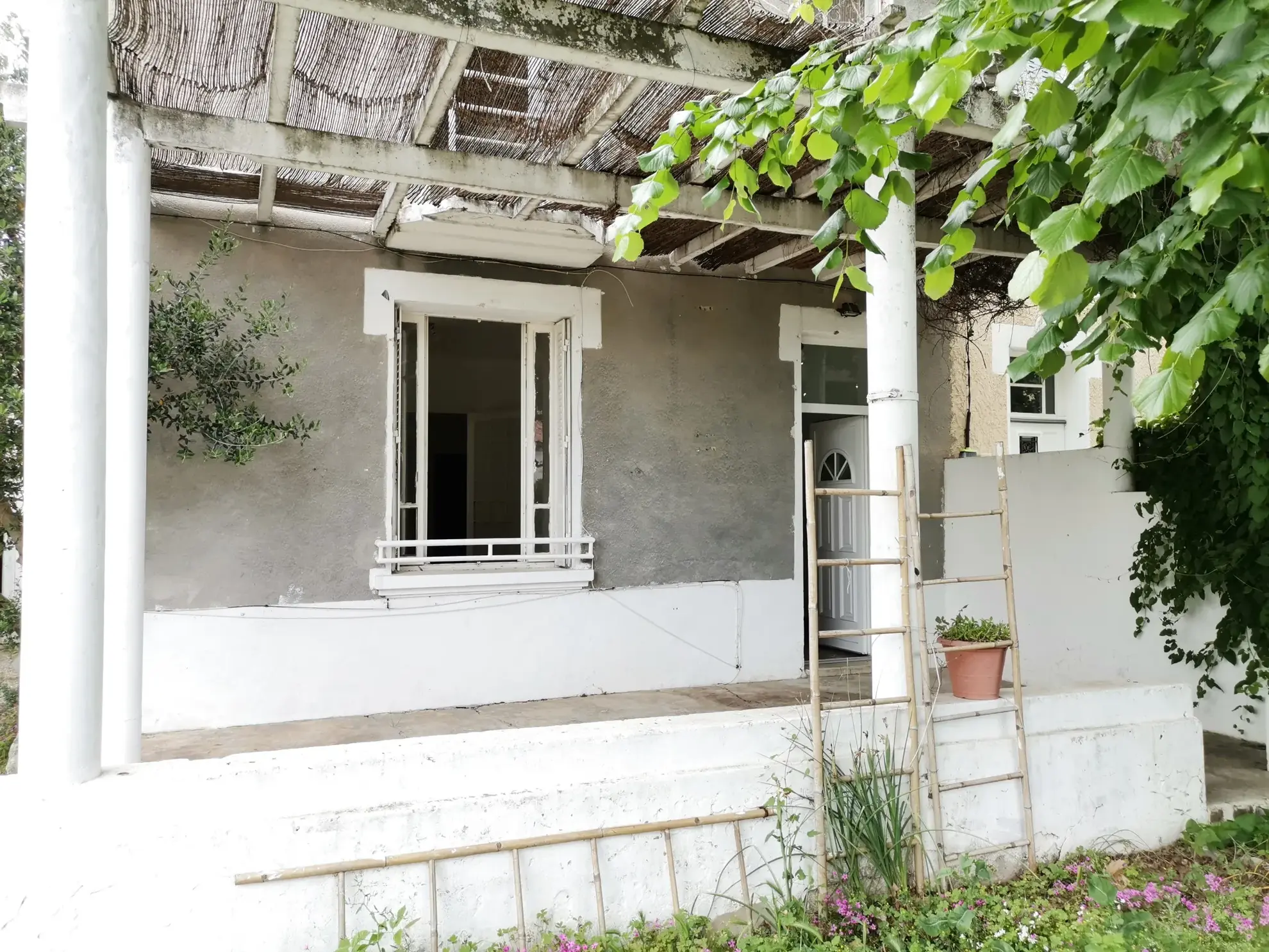 Maison à vendre à Sorgues avec jardin, 2 chambres, secteur calme, potentiel intéressant 