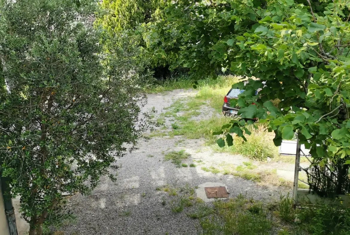 Maison à vendre à Sorgues avec jardin, 2 chambres, secteur calme, potentiel intéressant 
