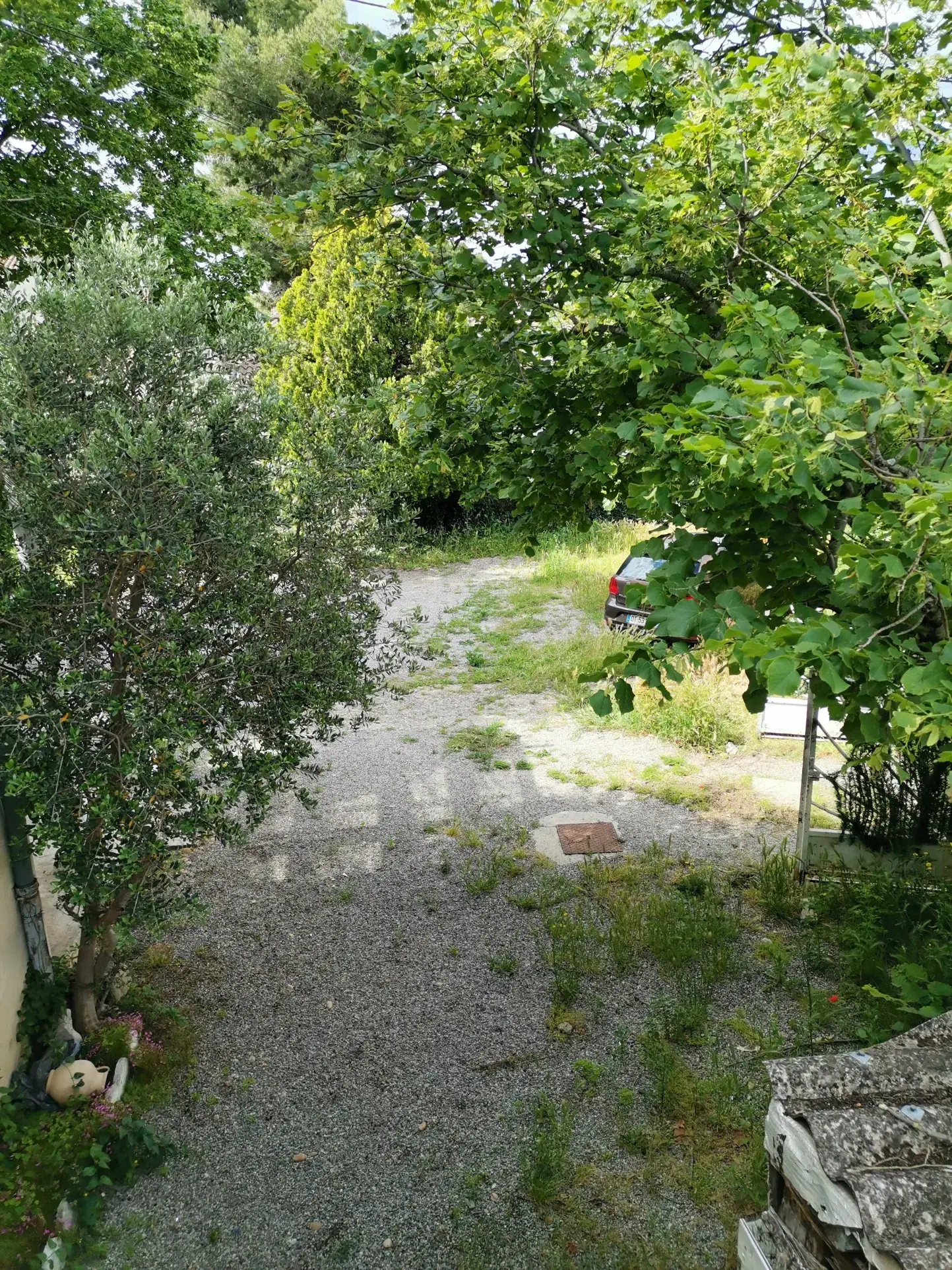 Maison à vendre à Sorgues avec jardin, 2 chambres, secteur calme, potentiel intéressant 
