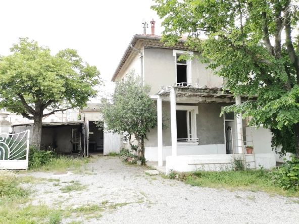 Maison à vendre à Sorgues avec jardin, 2 chambres, secteur calme, potentiel intéressant