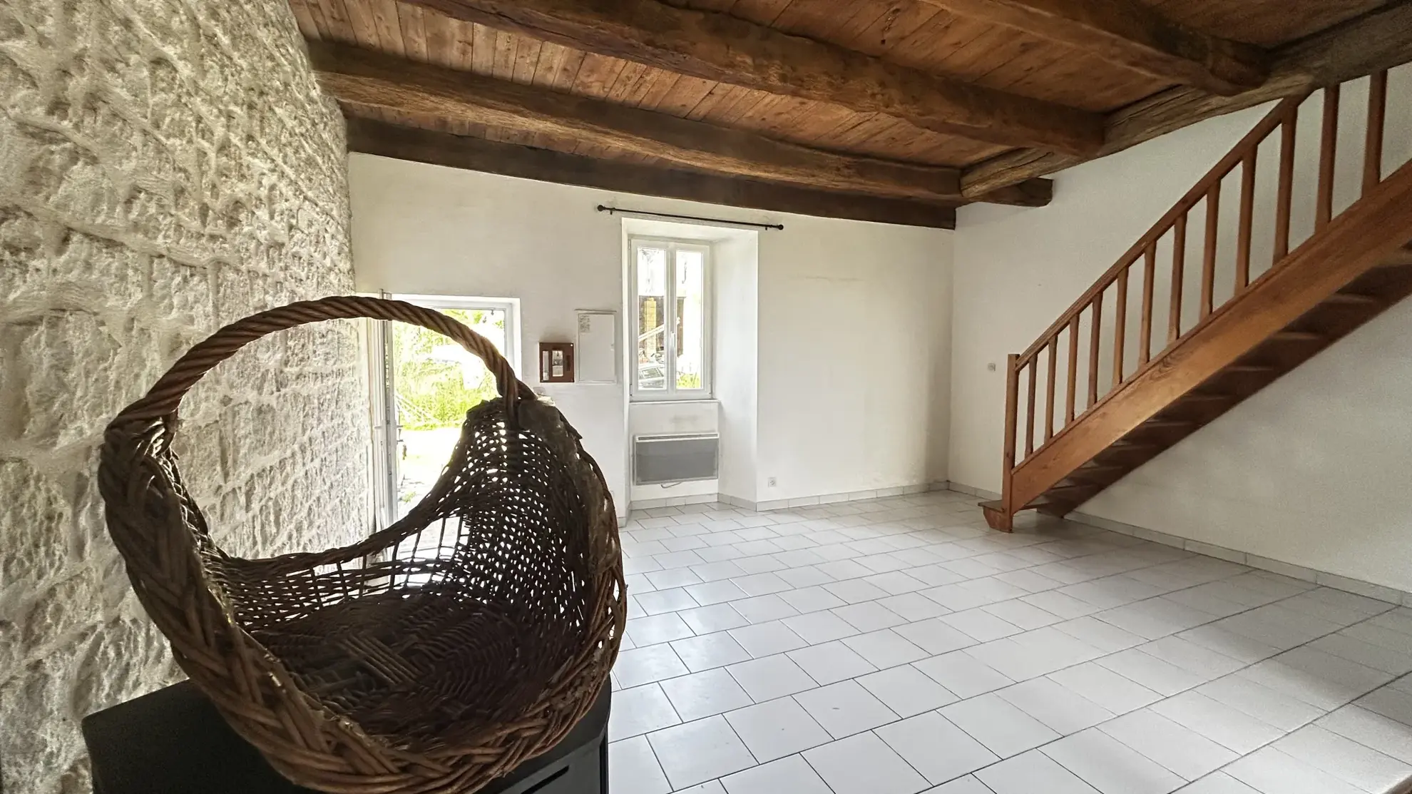 Charmante maison en pierre avec jardin à Sansais - 71 m², 2 chambres, terrasse, stationnement 
