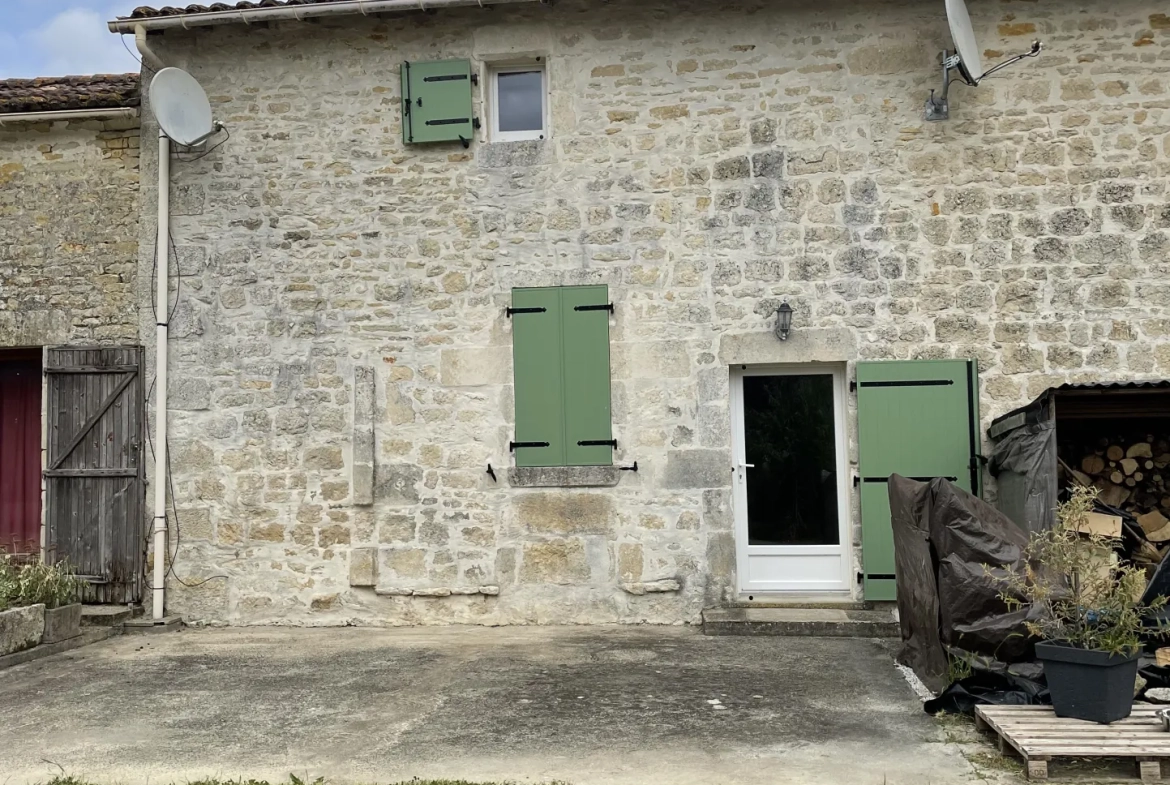 Charmante maison en pierre avec jardin à Sansais - 71 m², 2 chambres, terrasse, stationnement 