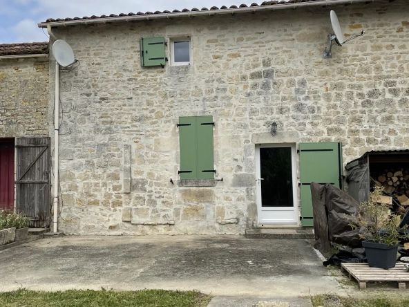 Charmante maison en pierre avec jardin à Sansais - 71 m², 2 chambres, terrasse, stationnement