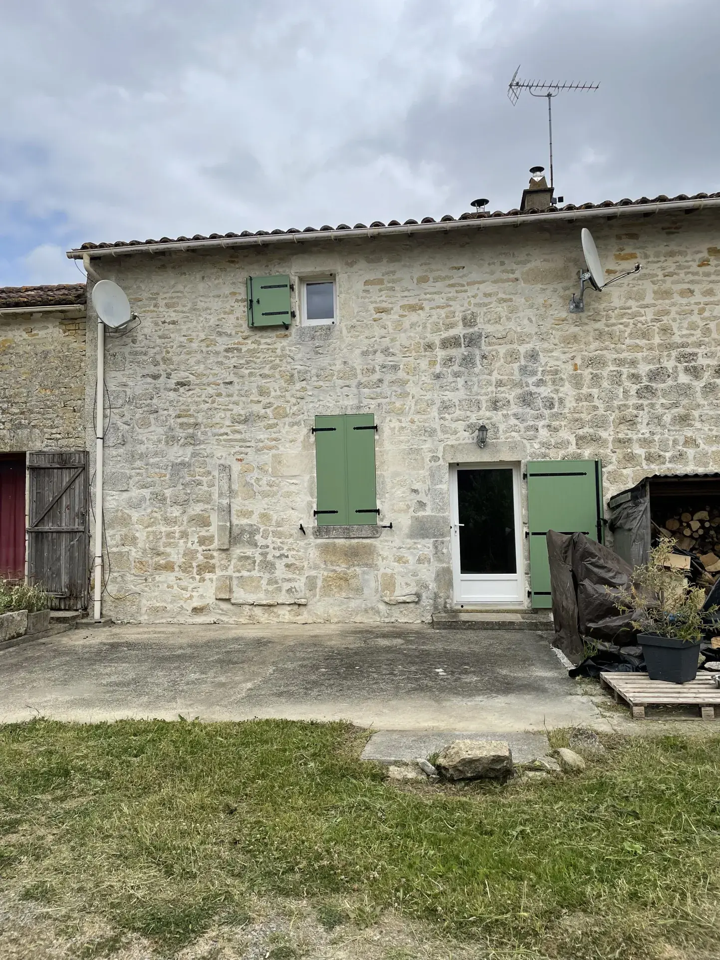 Charmante maison en pierre avec jardin à Sansais - 71 m², 2 chambres, terrasse, stationnement 