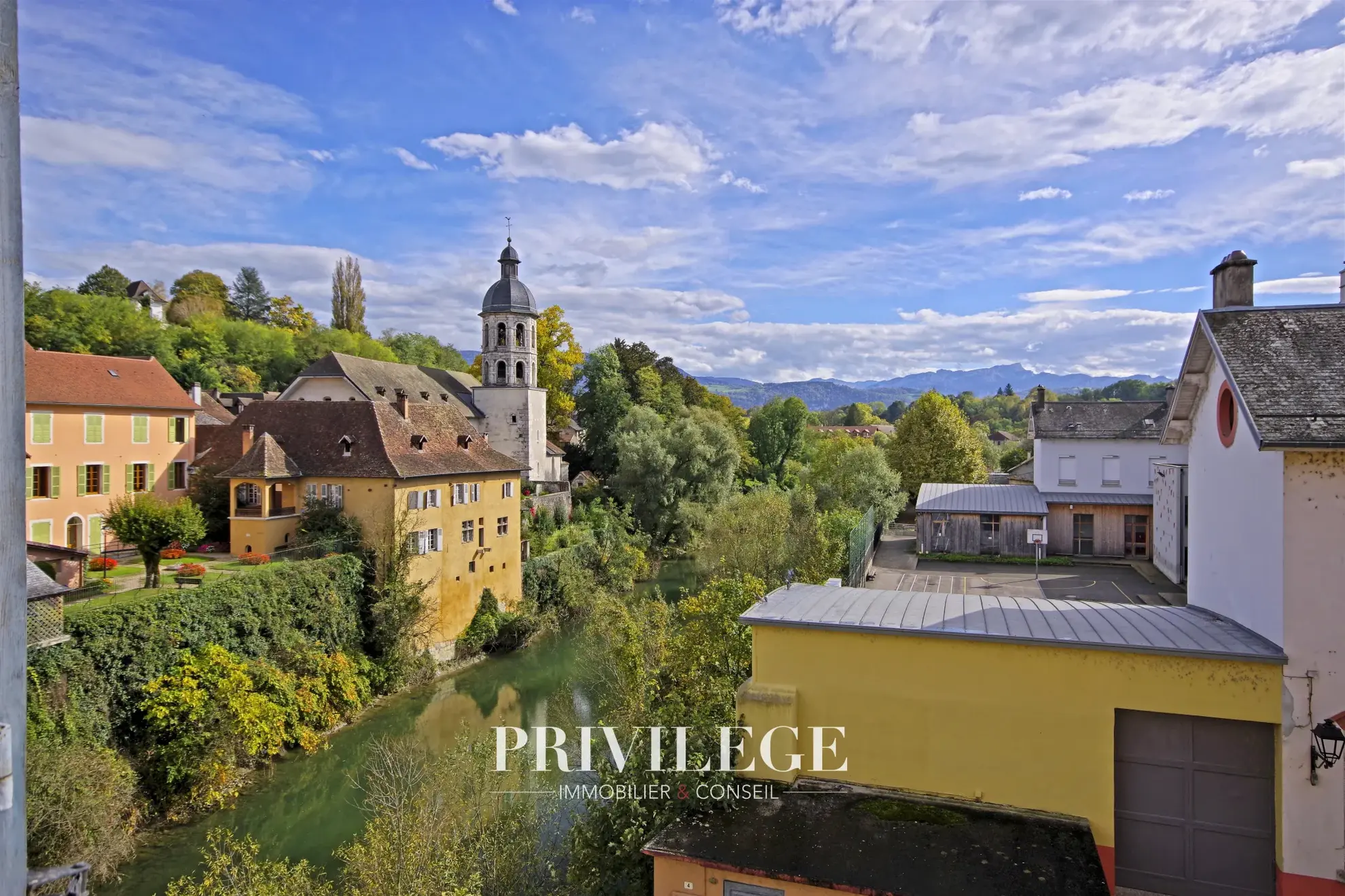 Appartement lumineux de 89 m² au centre-ville de Le Pont de Beauvoisin avec vue sur le Guiers 