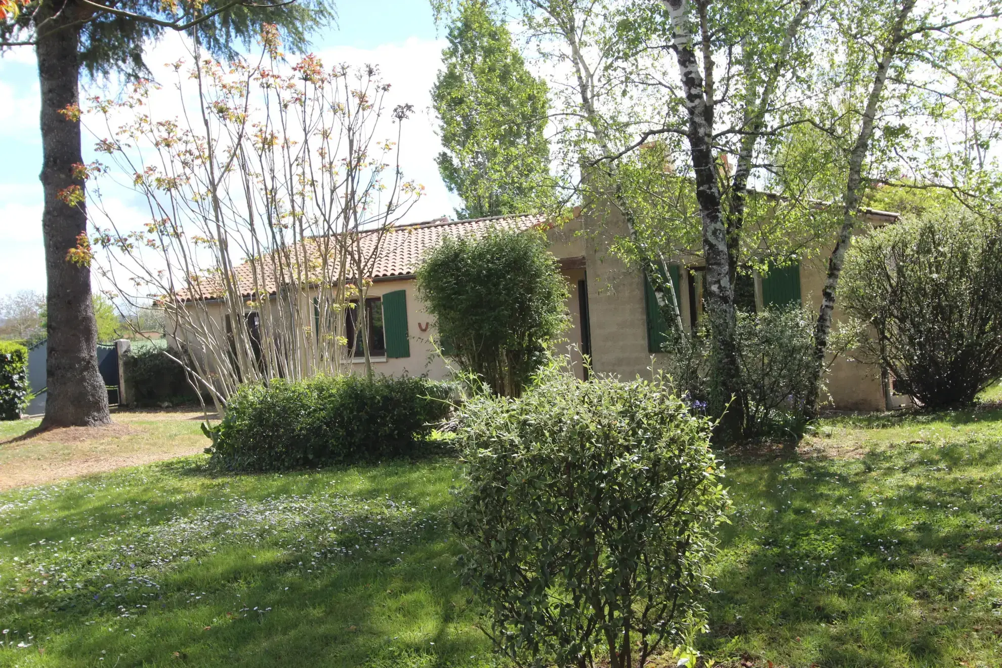 Maison de plain-pied à Niort avec jardin, garage et dépendance 