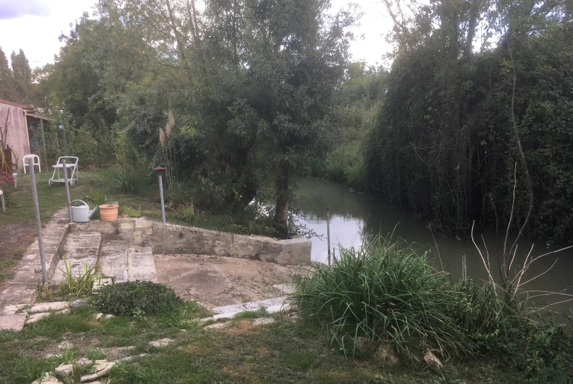 Maison de plain-pied avec accès rivière à La Ronde – Cadre paisible 