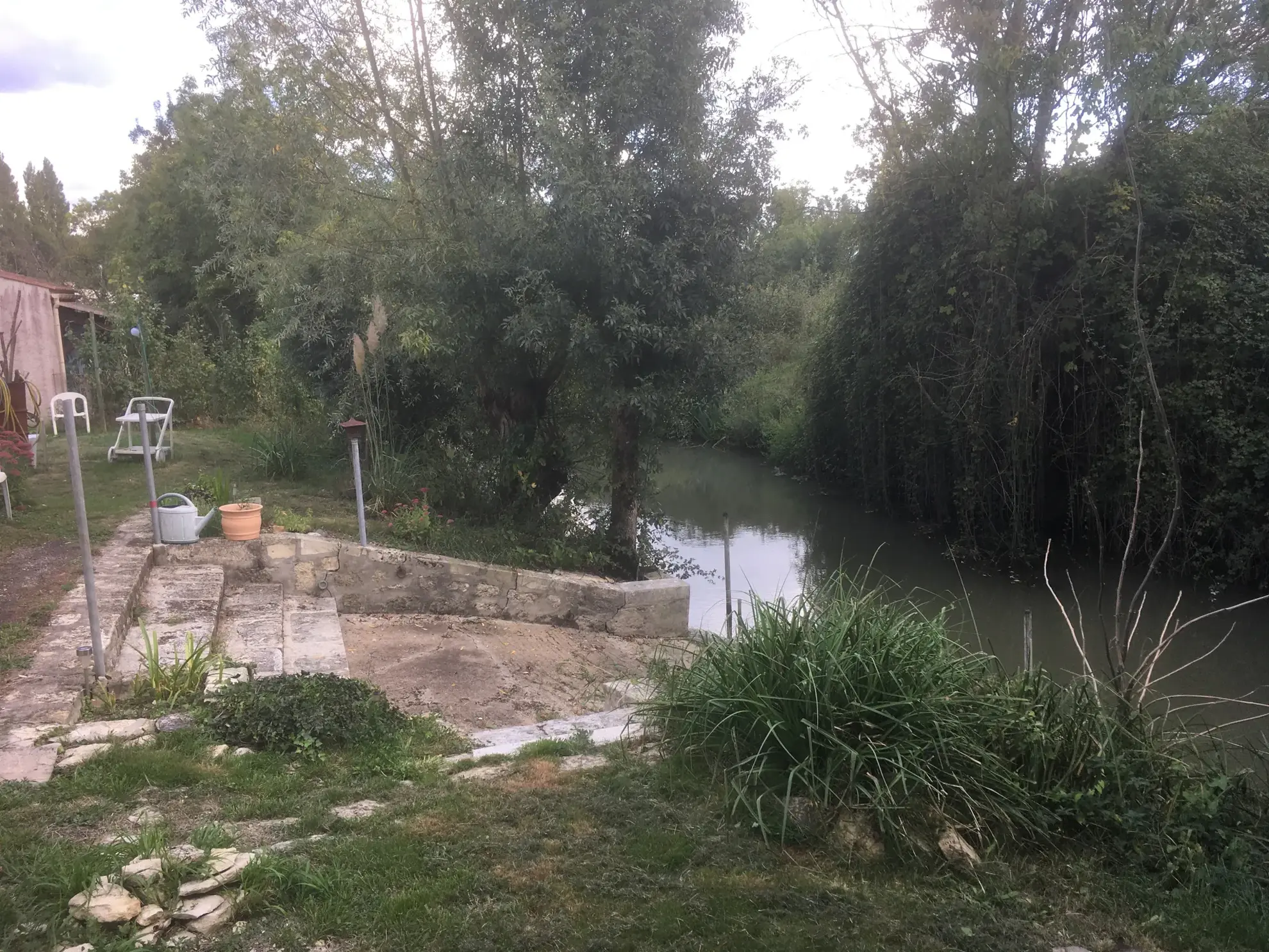 Maison de plain-pied avec accès rivière à La Ronde – Cadre paisible 