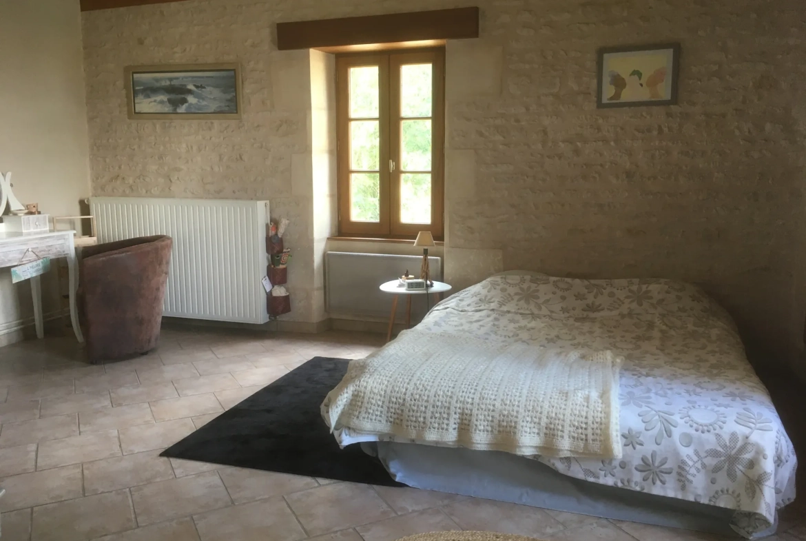 Maison de plain-pied avec accès rivière à La Ronde – Cadre paisible 