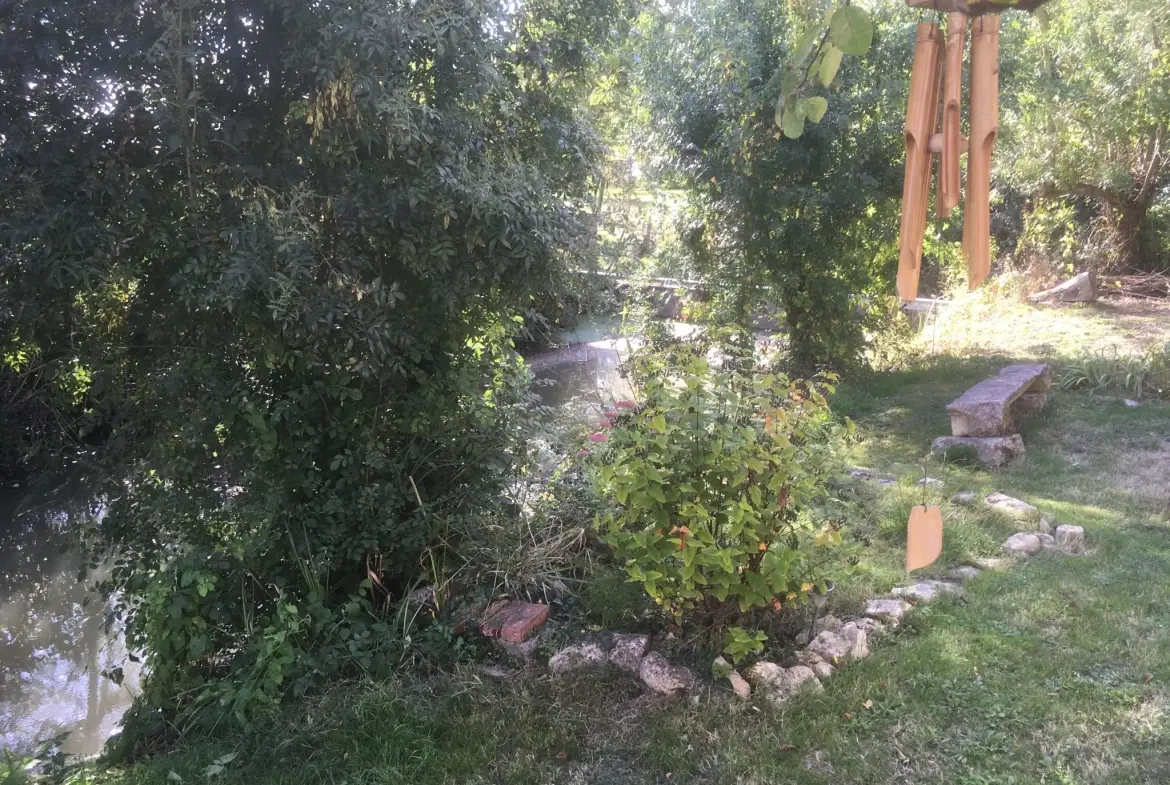 Maison de plain-pied avec accès rivière à La Ronde – Cadre paisible 