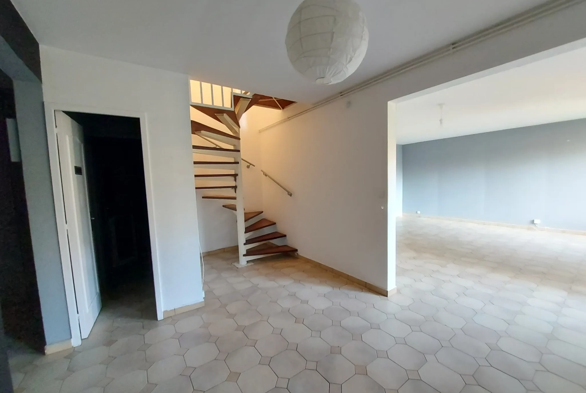 À vendre appartement duplex 4 pièces avec jardin et garage à Maurepas 